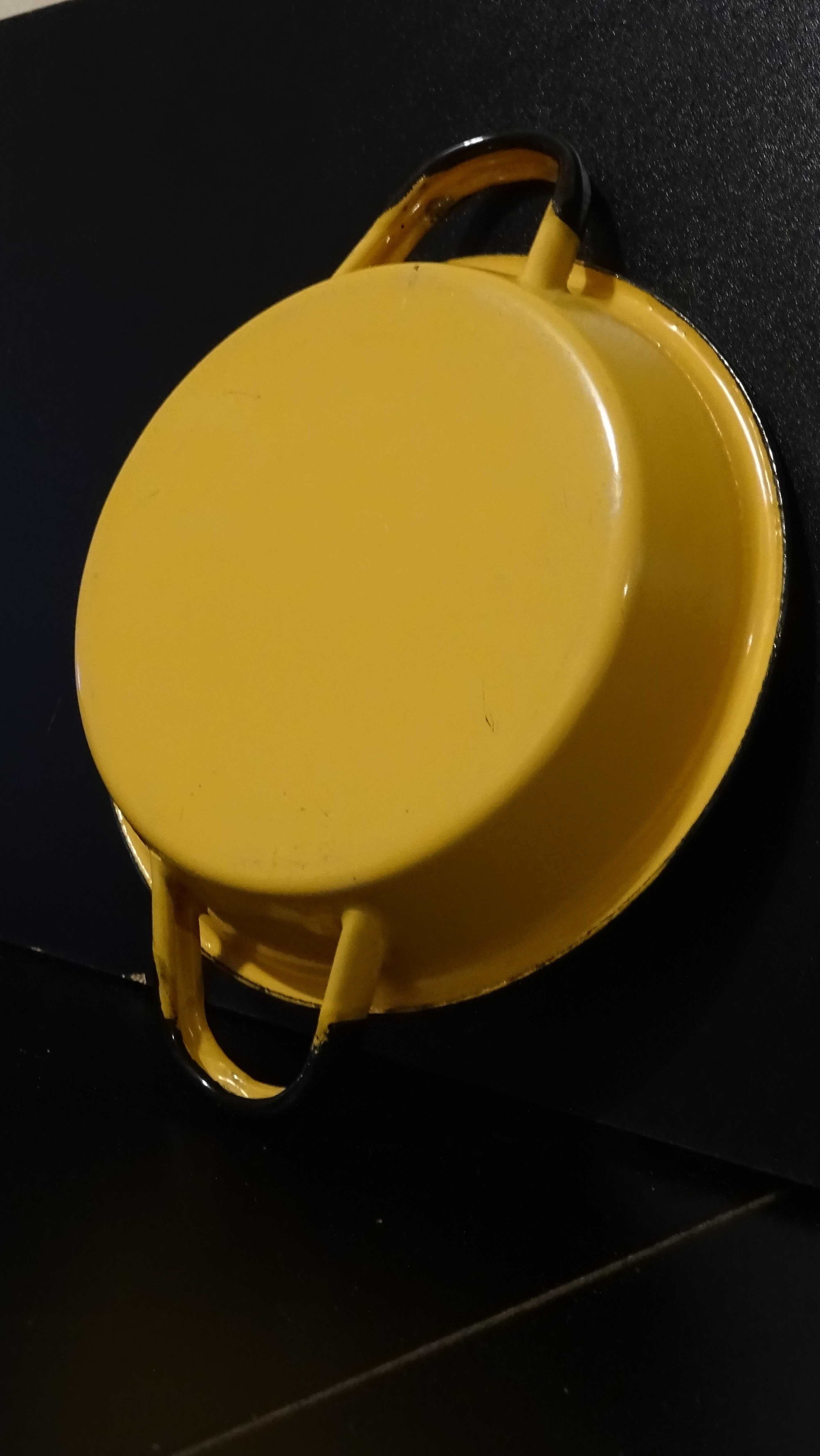 Yellow enamelled plate pan
