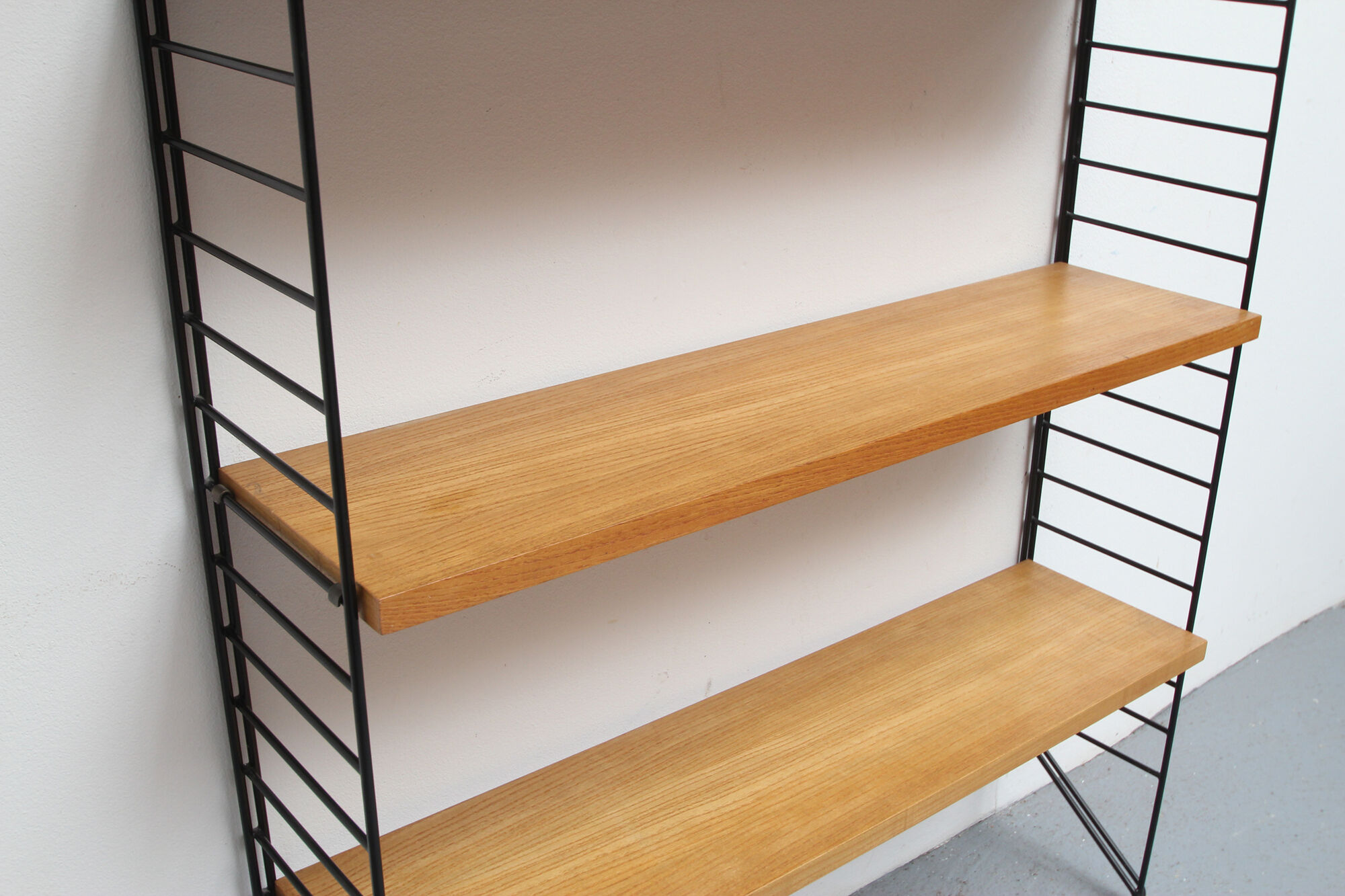 1960s wall uit in ash, nisse strinning for string