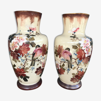 Paire de vases opaline émaillée début XXe