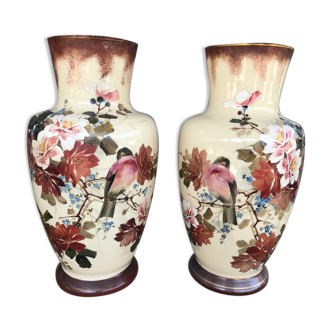 Paire de vases opaline émaillée début XXe