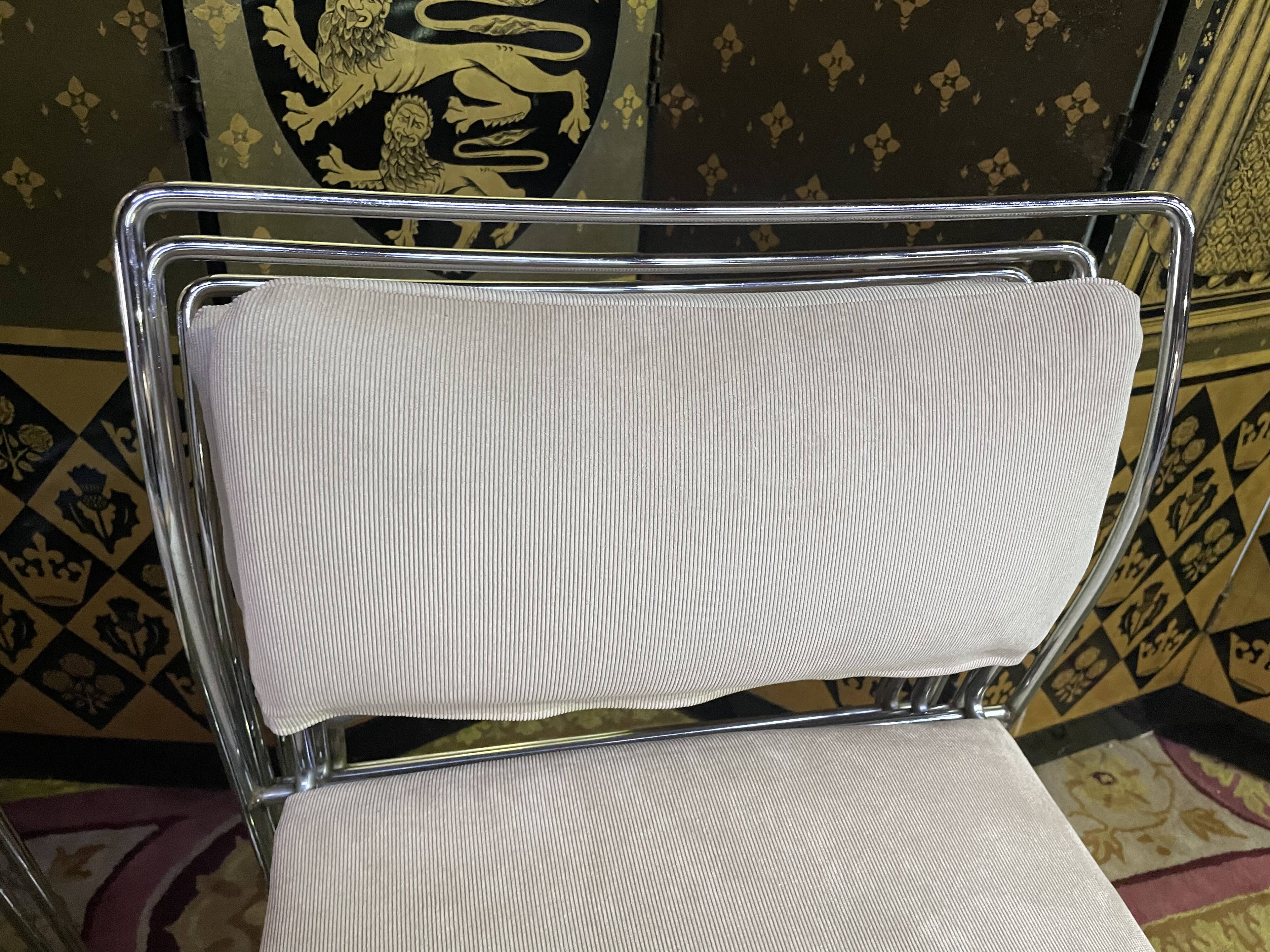 8 1970 chairs in chromed metal "made an Italy" restored