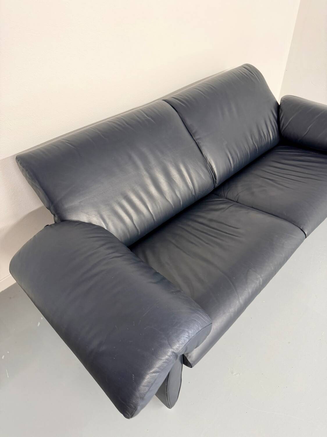 3-seater navy blue leather sofa, design by De Sede DS10, vintage 90s.