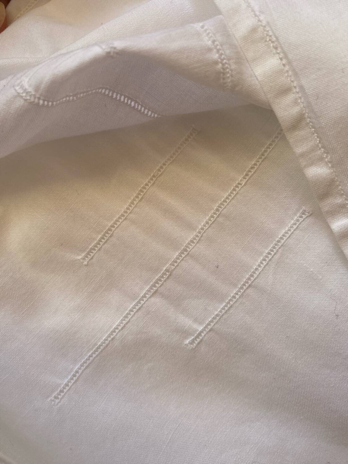 Nappe blanche en fin coton blanc brodé.