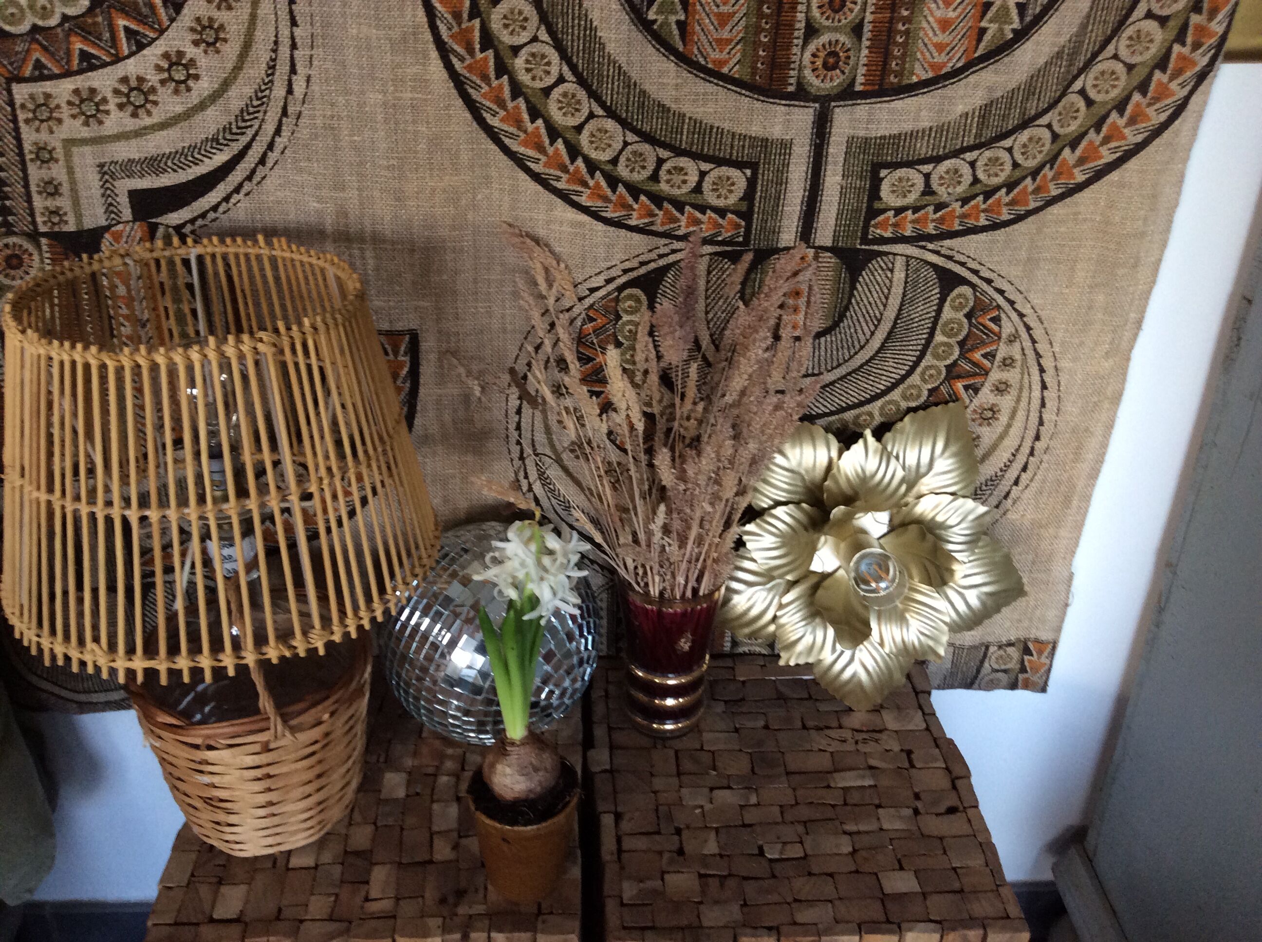 Golden metal flower wall lamp