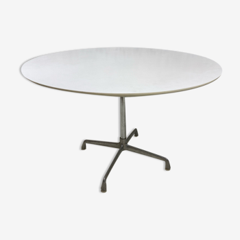 Table à manger ronde de Charles & Ray Eames