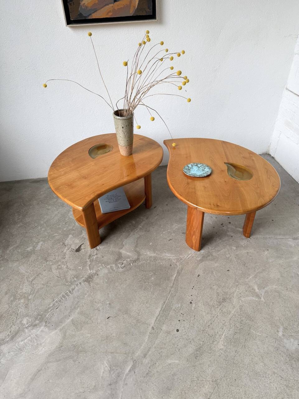 Tables basses en orme formant une goutte