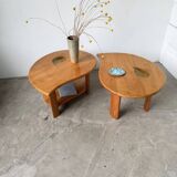 Tables basses en orme formant une goutte