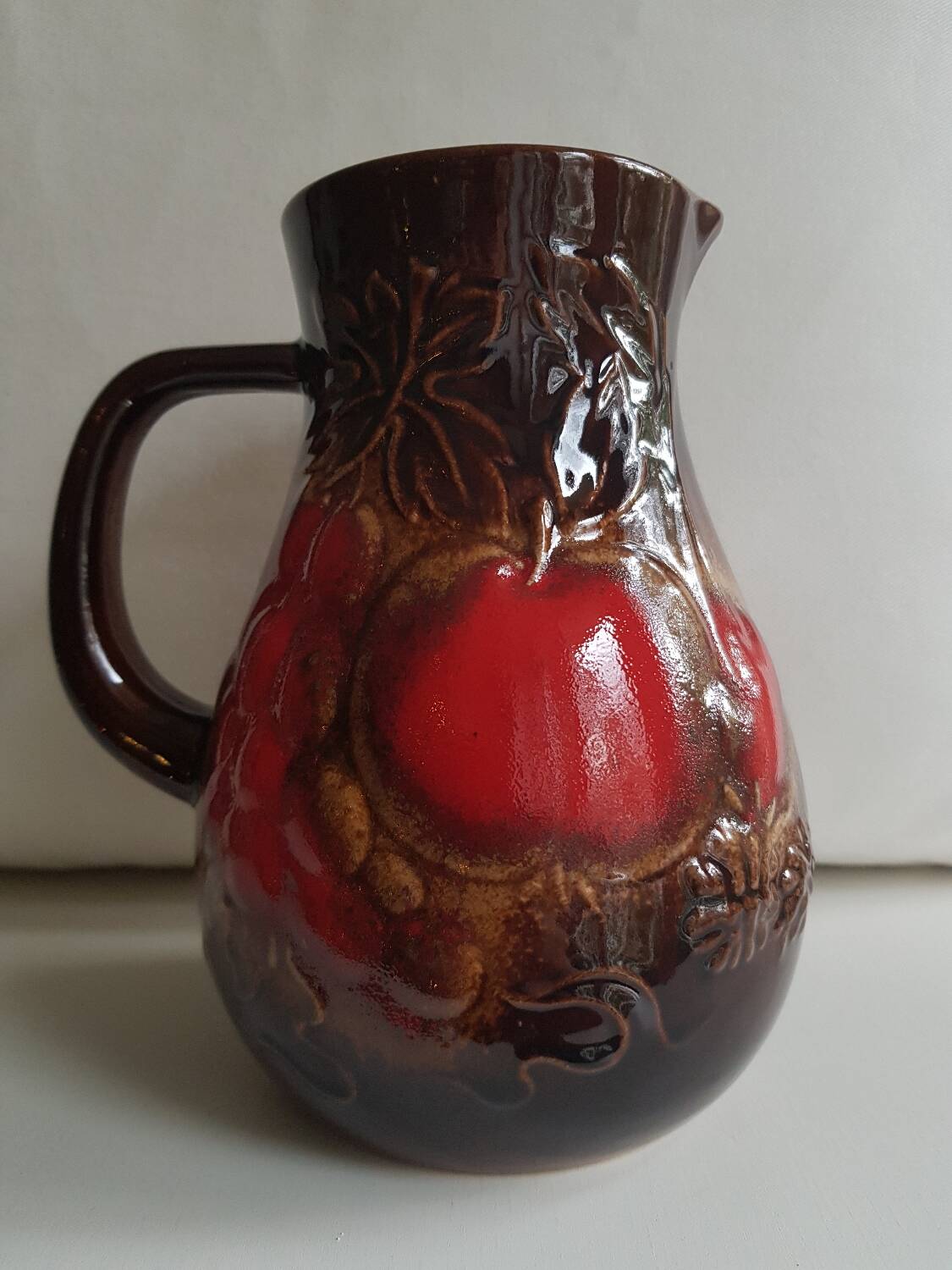 Vase cruche en céramique marron numéroté d'Allemagne de l'Ouest à décor de fruits rouges