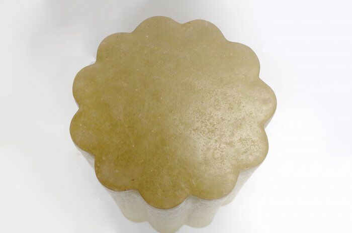 Paire de tabourets ou bouts de canapé en papier maché forme polylobée vert olive XXIème siècle
