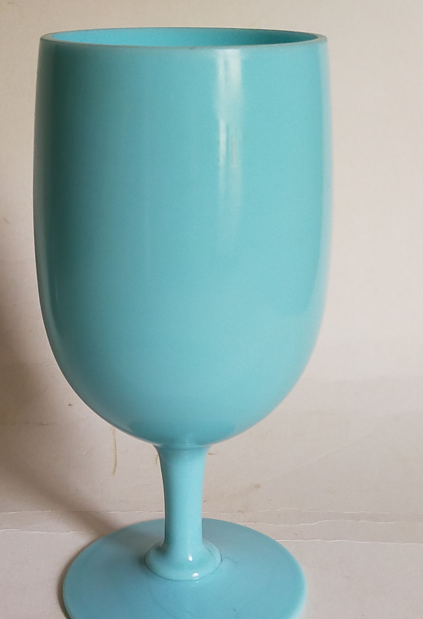 Vase à pied en opaline bleue vintage