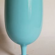 Vase à pied en opaline bleue vintage
