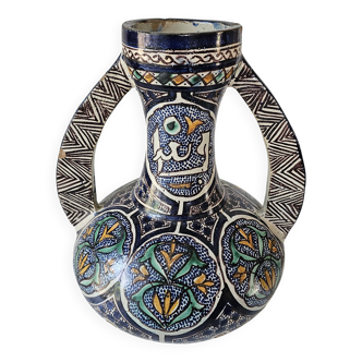 Vase à deux anses et panse aplatie, en faïence polychrome Signature sous la