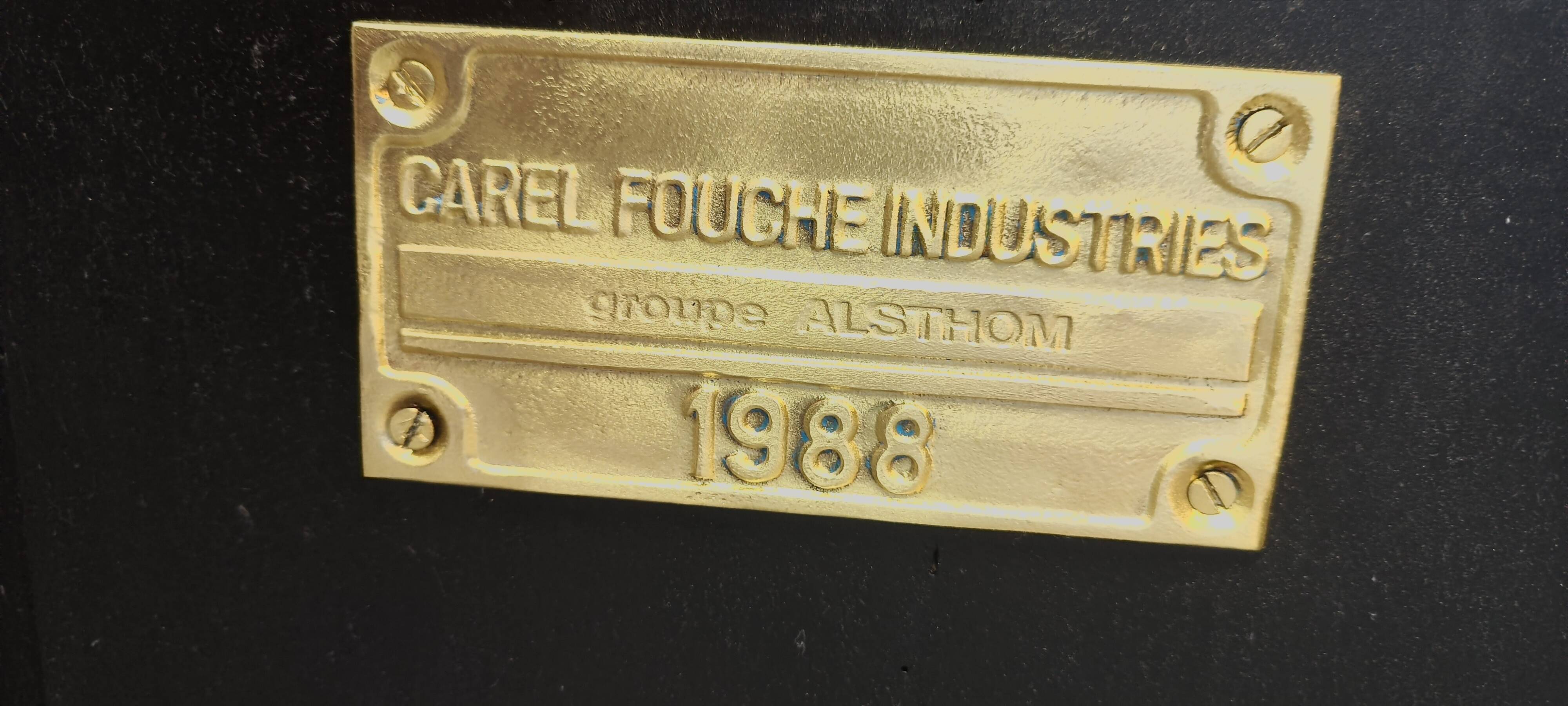 One-door workshop unit with eight black and gold drawers