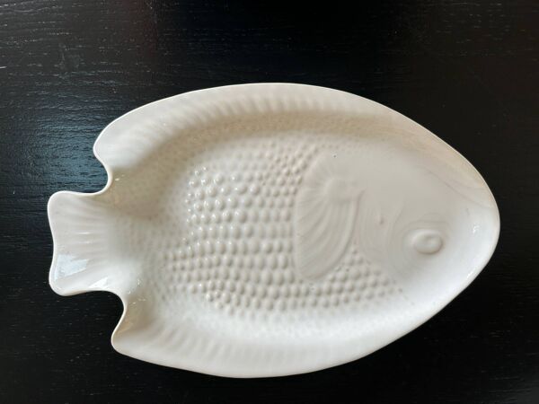 Service d'assiettes et plat en porcelaine poisson