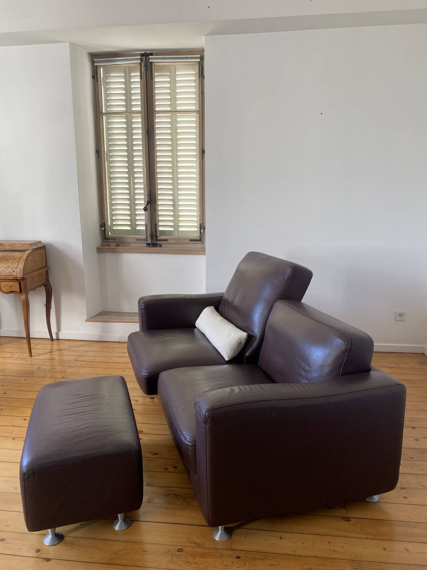Canapé 2 places en cuir marron avec repose-pieds