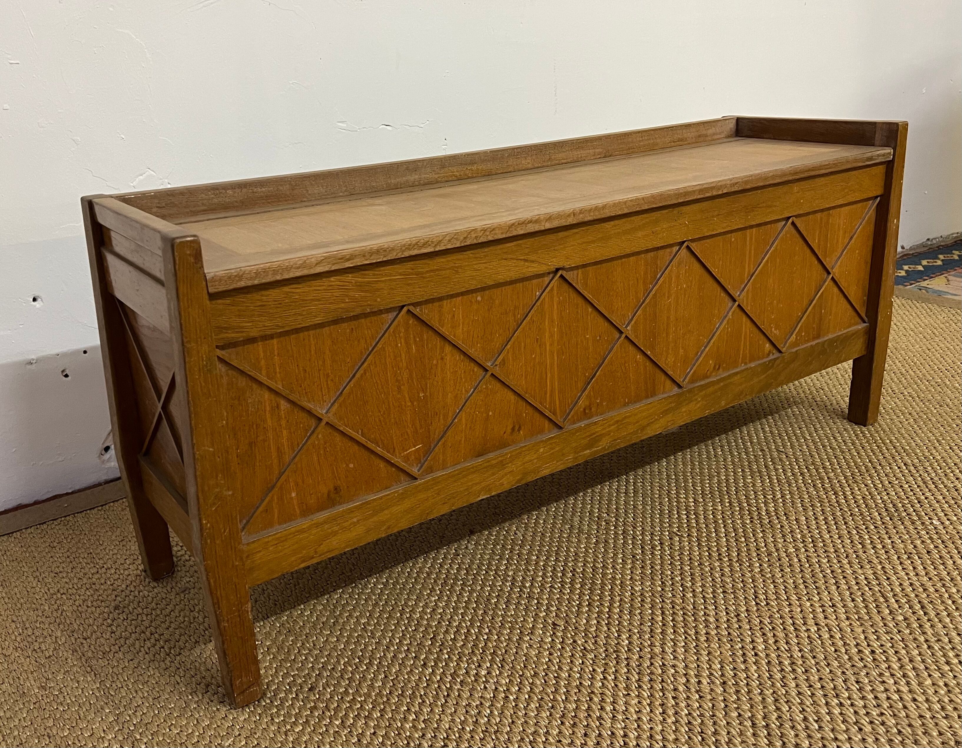 Chest bench