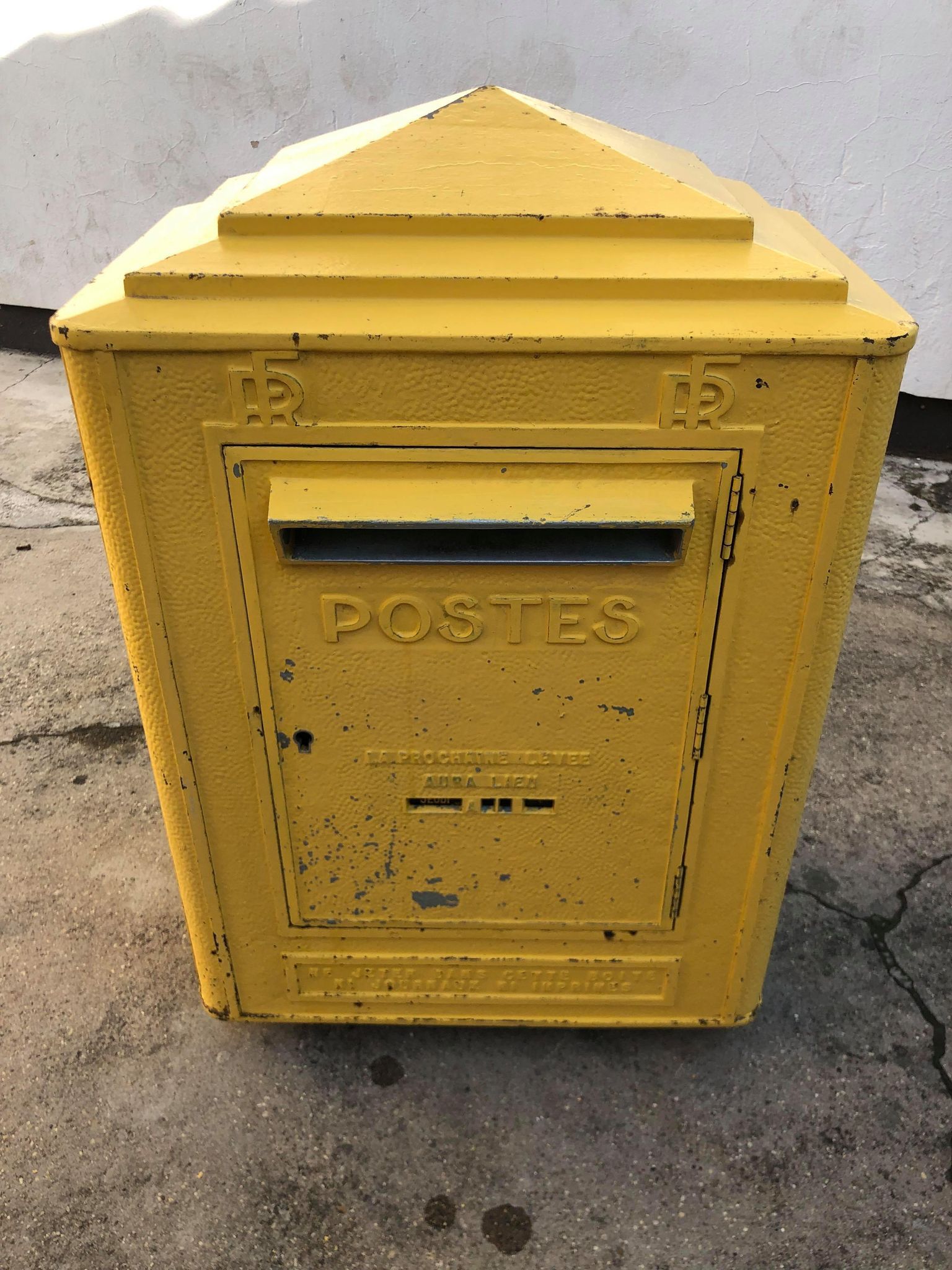 old large mailbox the post ptt dejoie / year 50 / height 82cm