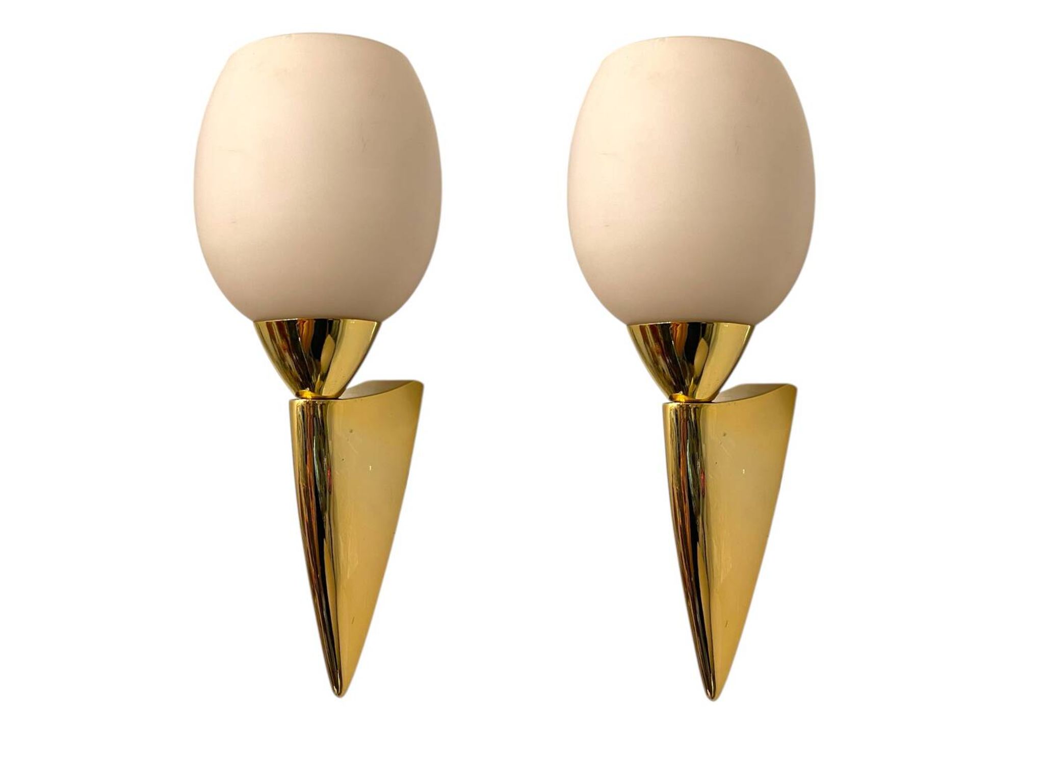 Lot de 2 appliques en verre opalin rose et laiton, années 1960
