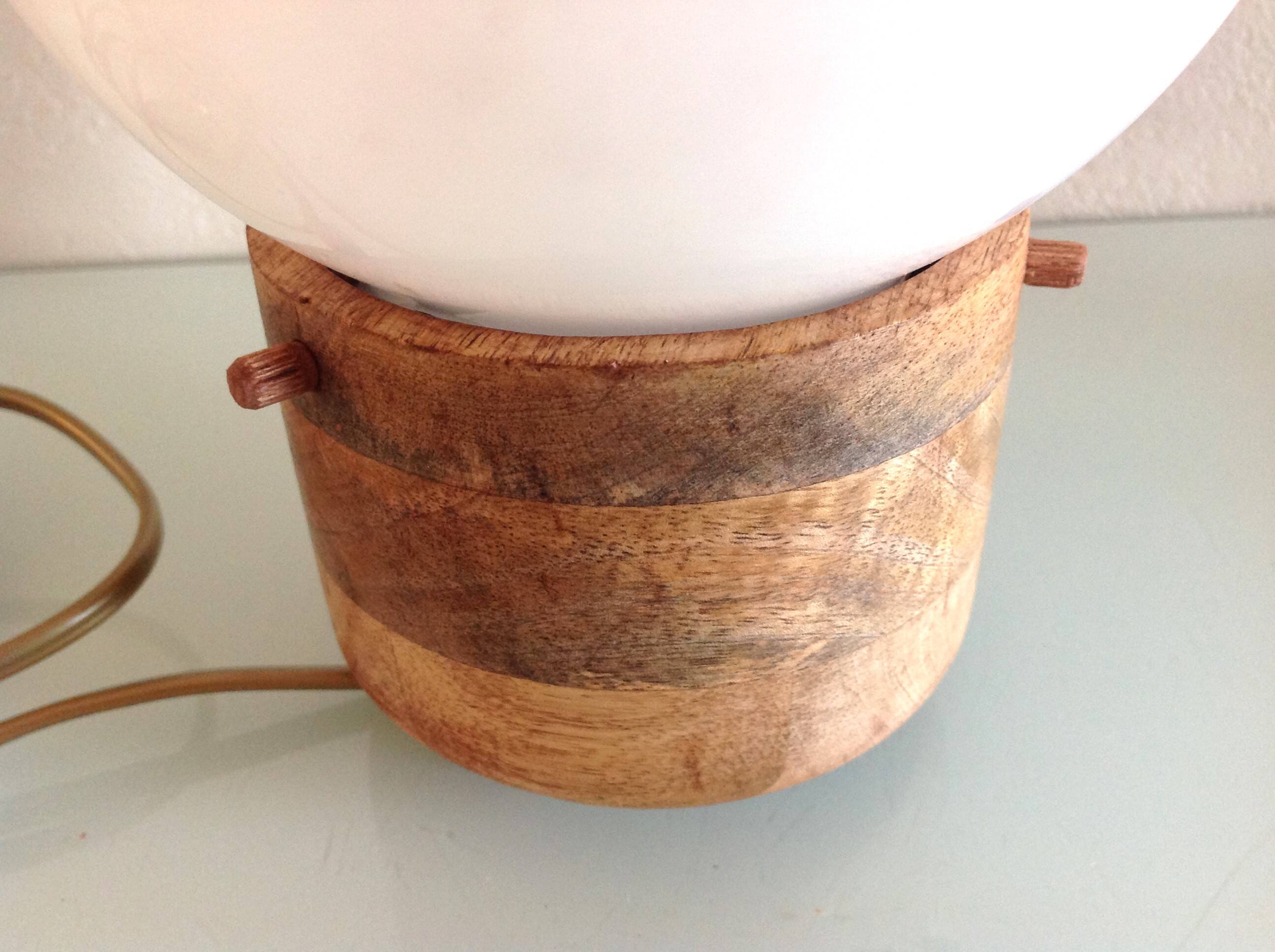 Lampe globe en opaline blanche sur socle bois
