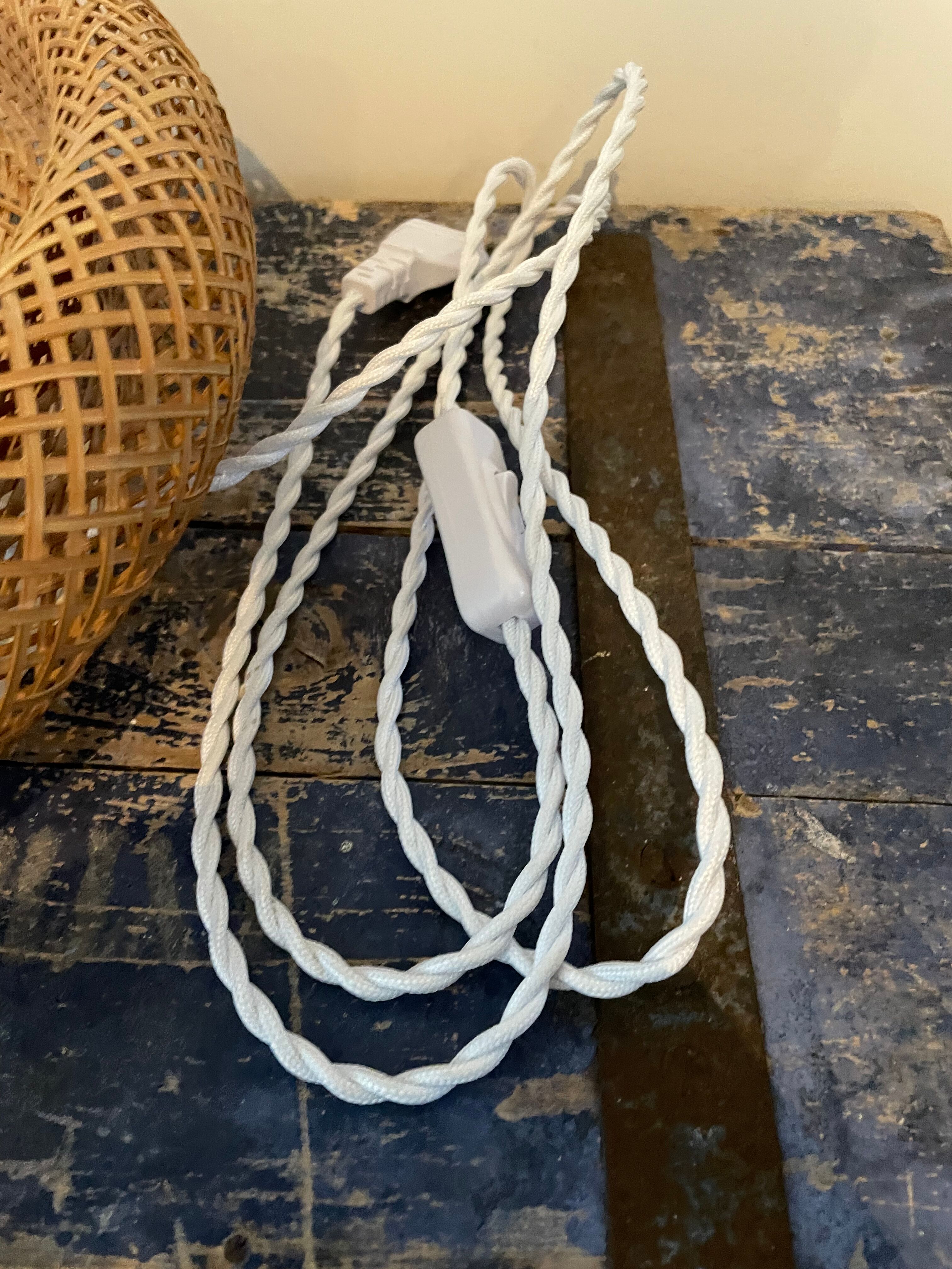 Vintage wall lamp in electric braided wicker to new