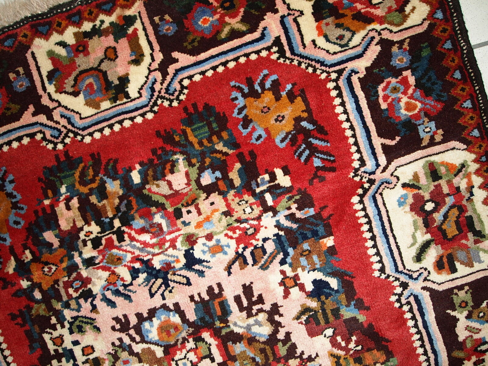 Carpet Persian Bahtiari 114cm x 152cm 1970 s