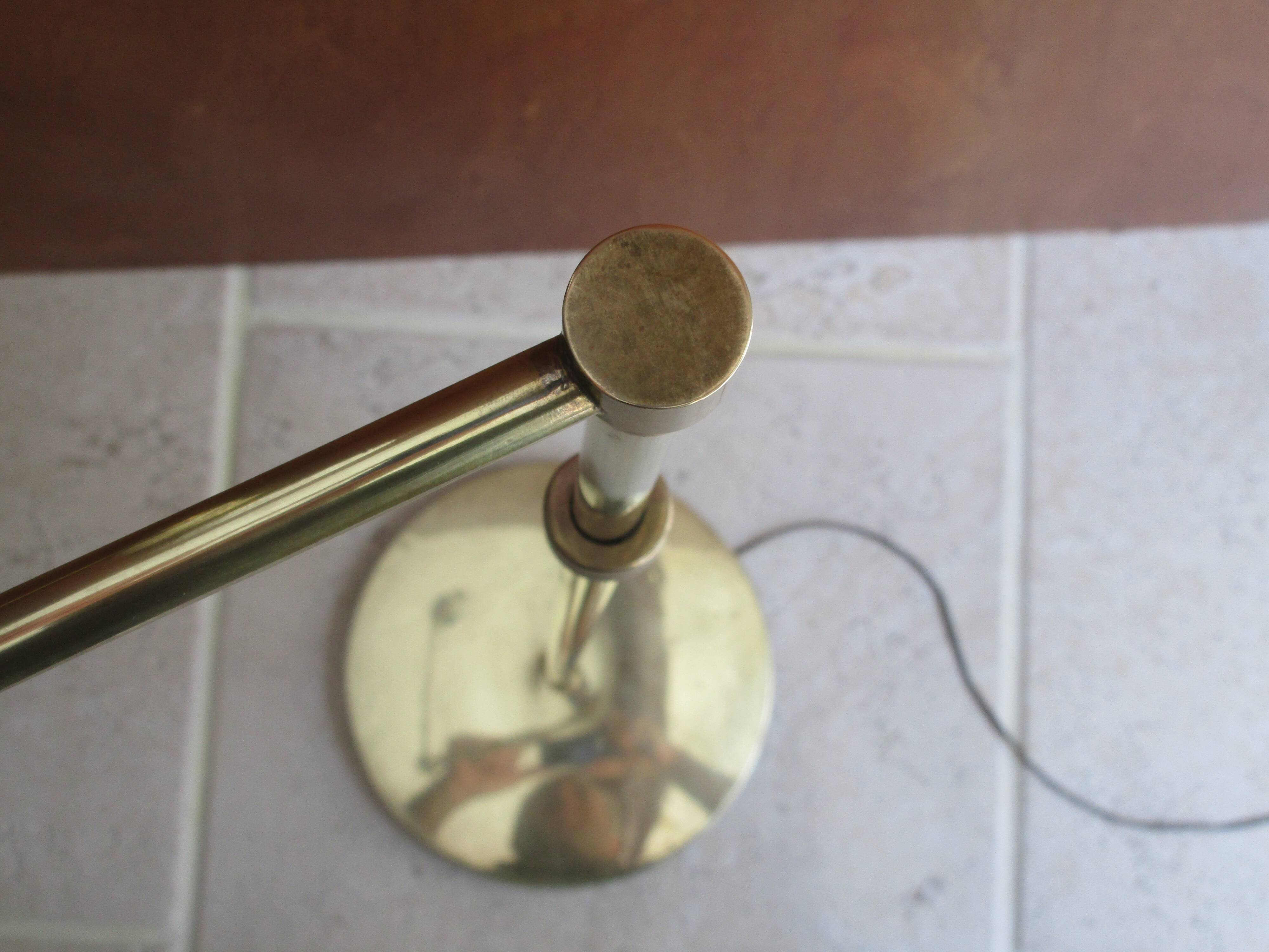 Depliable and articulated foot reader lamp