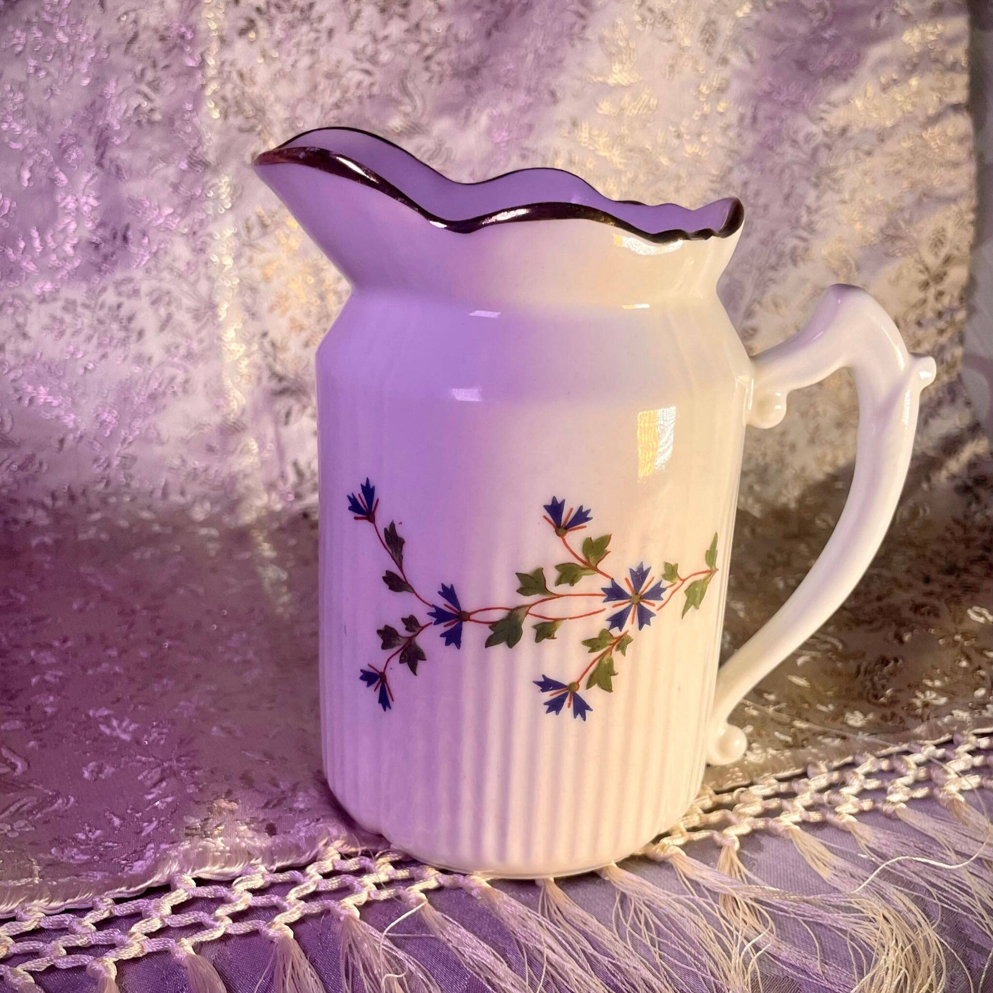 Pot à lait au décor de barbeaux