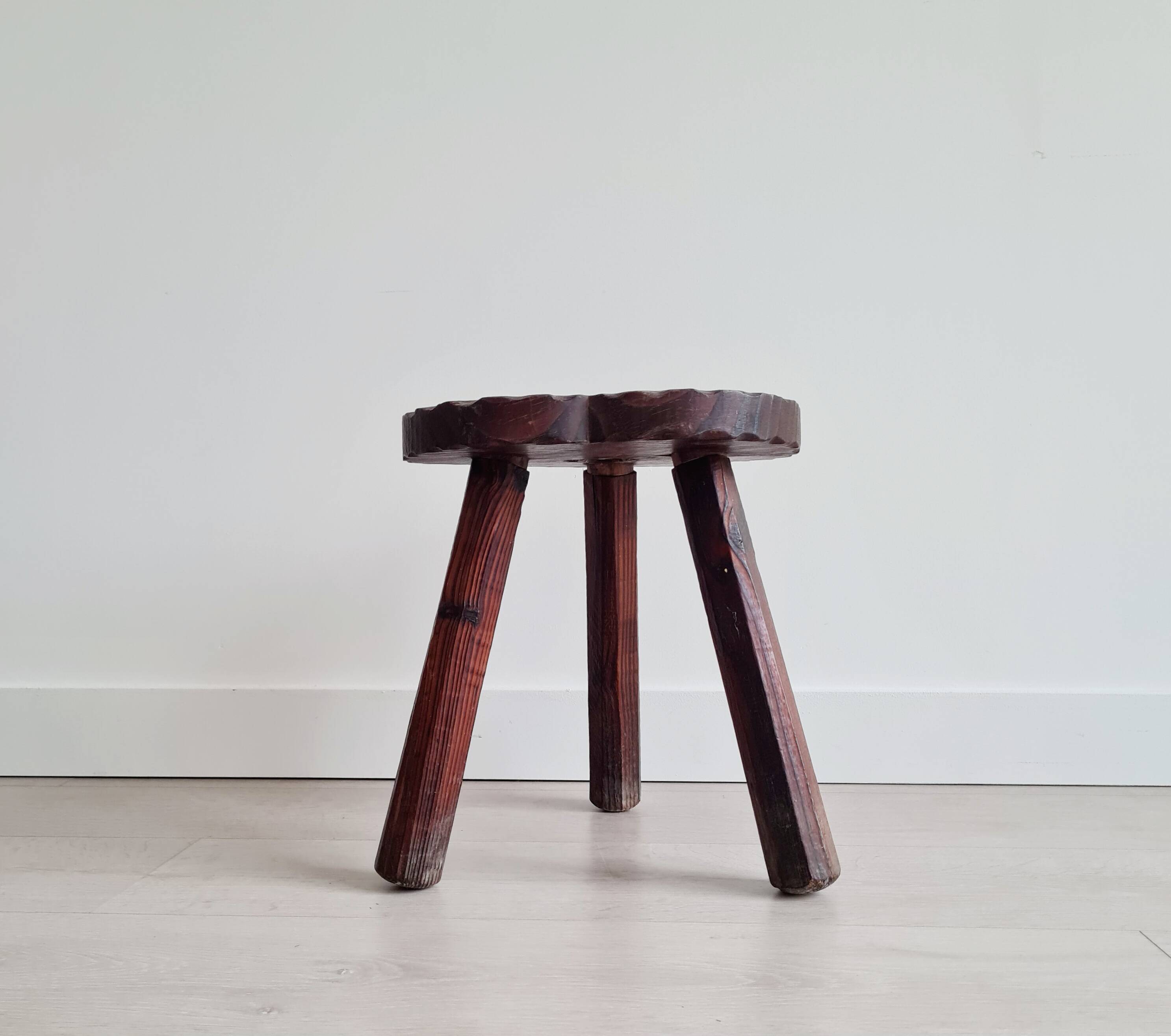 Tabouret tripode bois - look chalet brutaliste