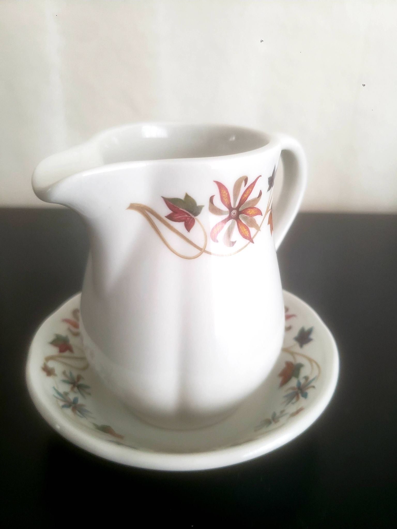 Pot à lait avec soucoupe