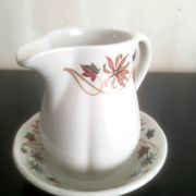 Pot à lait avec soucoupe