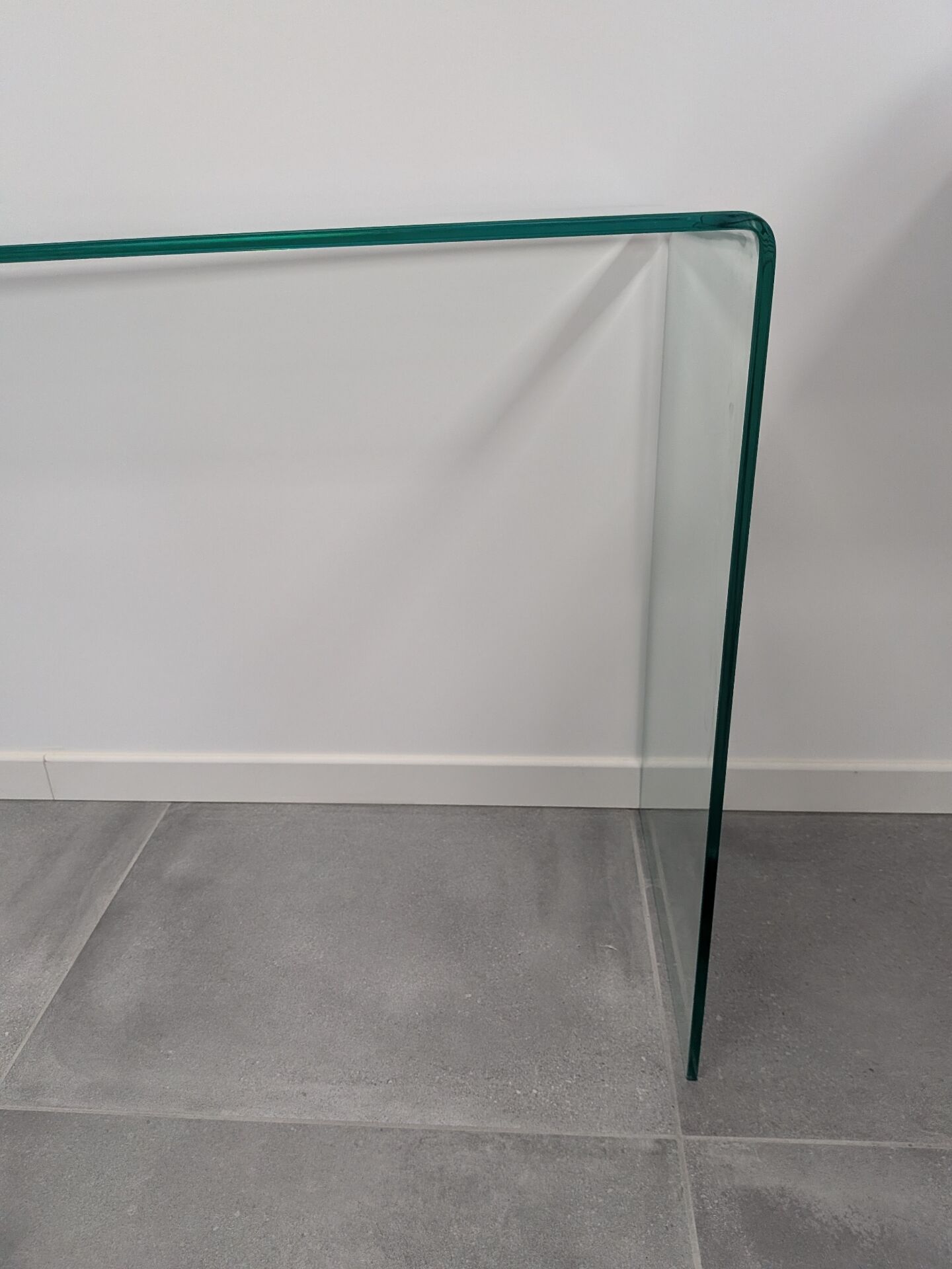 Minimalist curved glass console design – 120 cm
