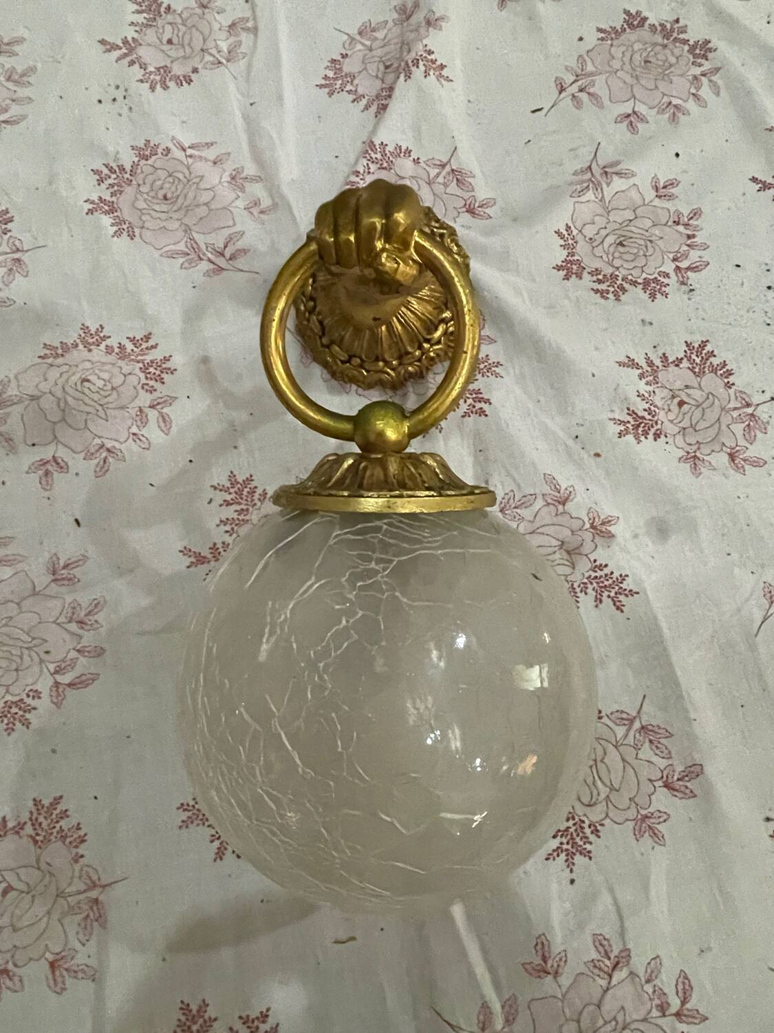 Vintage wall light in gilded bronze with a cracked glass globe.