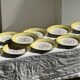 Lot de 19 grandes assiettes plates vintage jaunes fleurs roses liseré doré