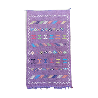 Tapis ethnique violet marocain