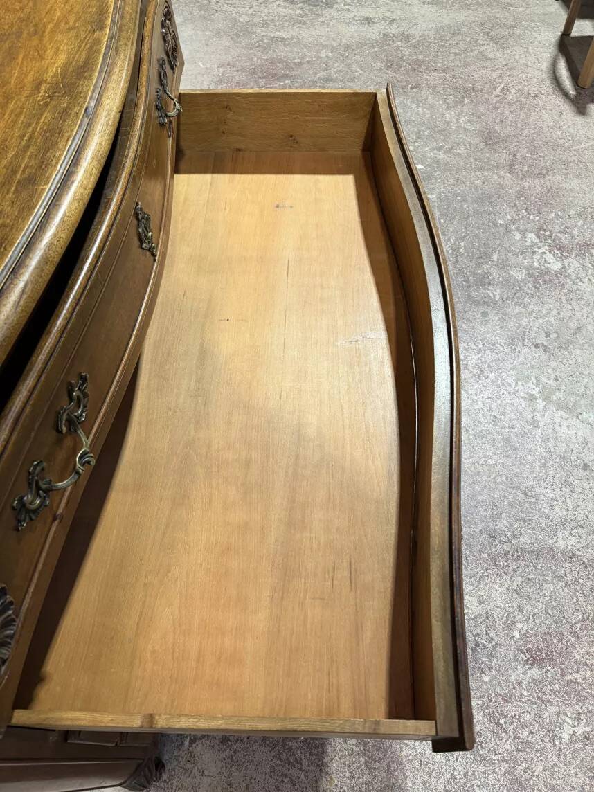 Curved commode in Louis XV style made of walnut.