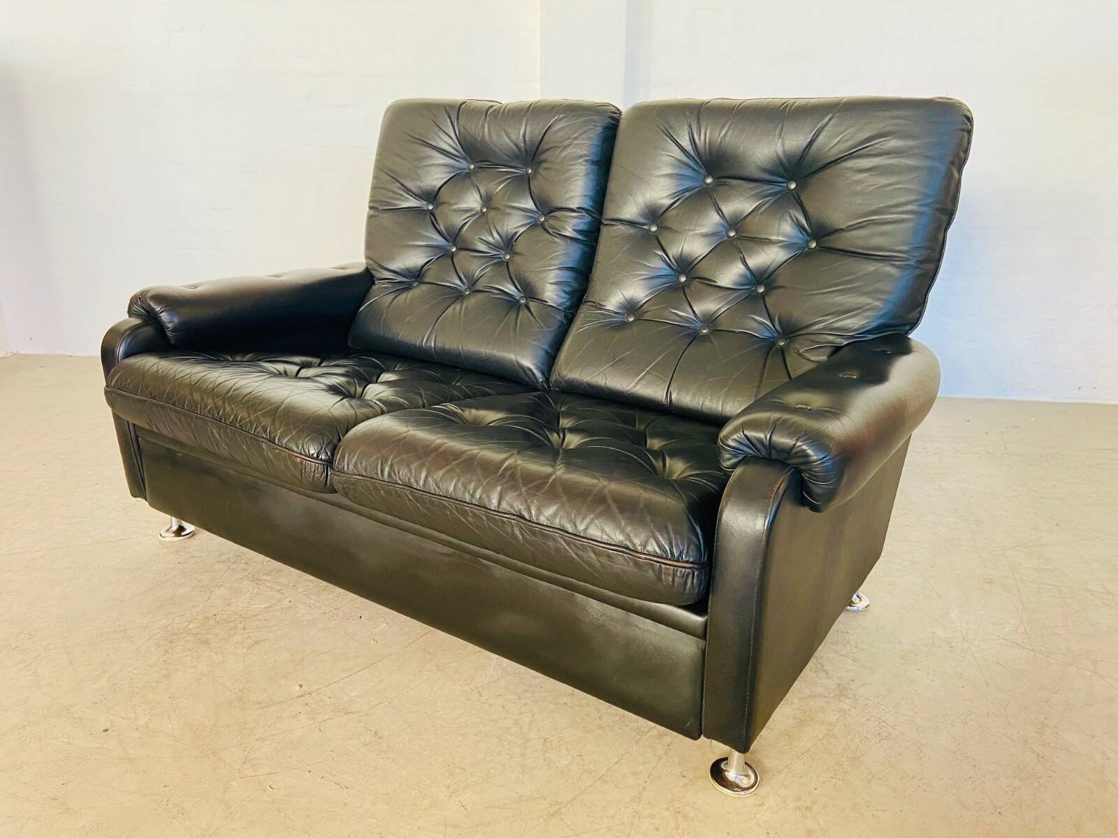 Canapé en cuir noir à boutons, vintage rétro danois pour 2 personnes, années 1970.
