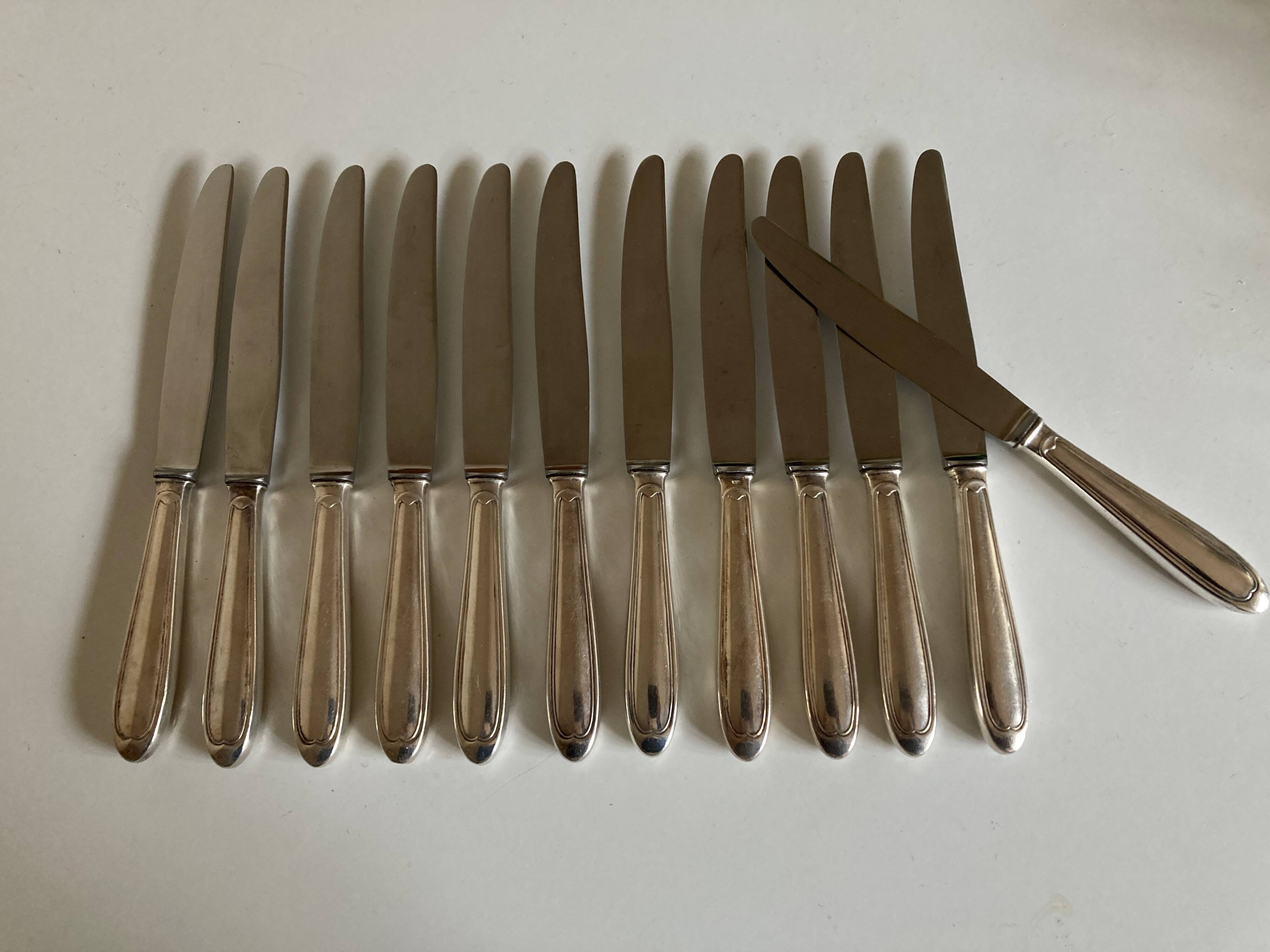 Set de 12 couteaux de table en métal argenté filet 1960