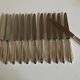 Set de 12 couteaux de table en métal argenté filet 1960
