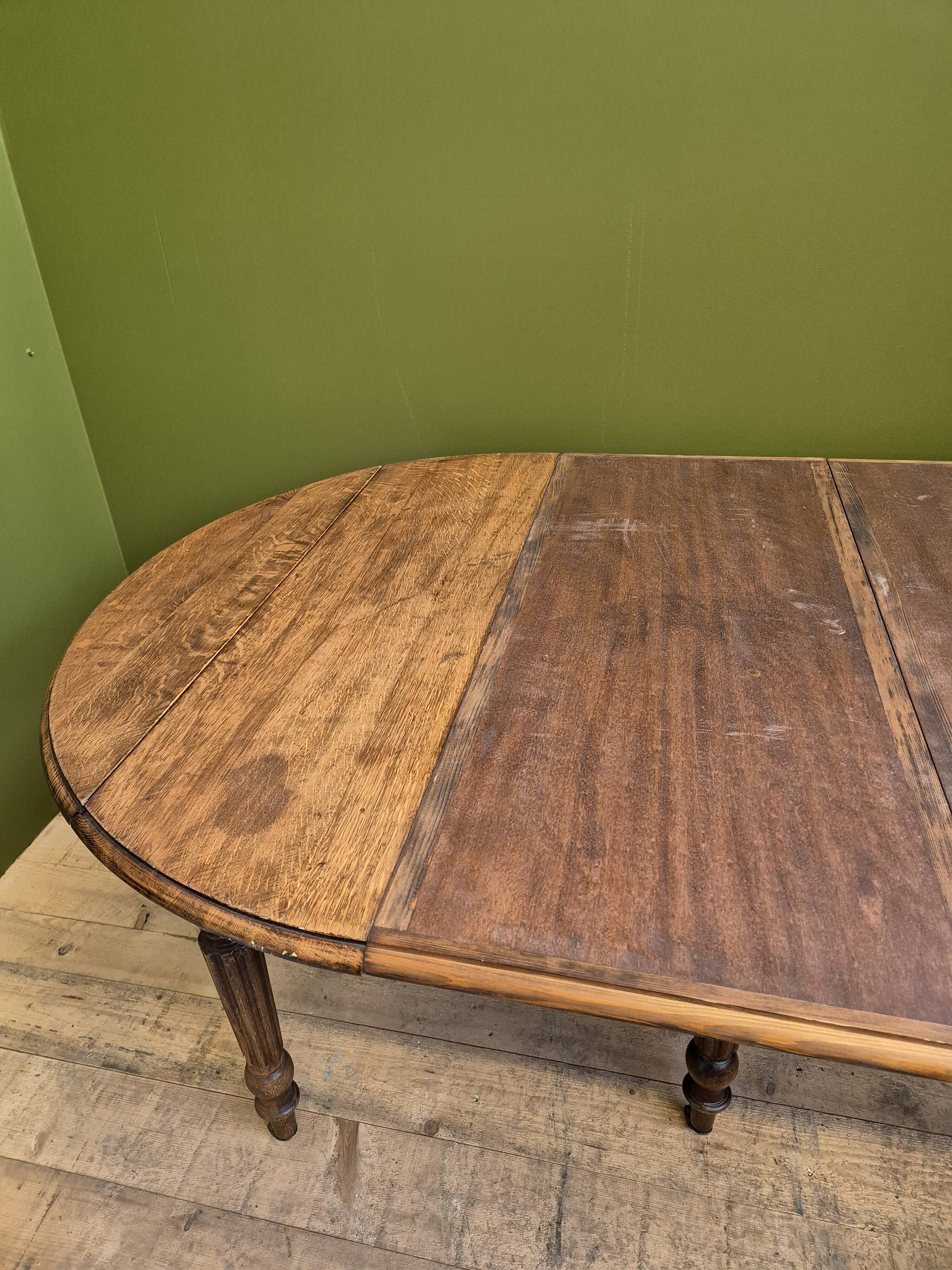 Round/rectangle table with extensions on casters