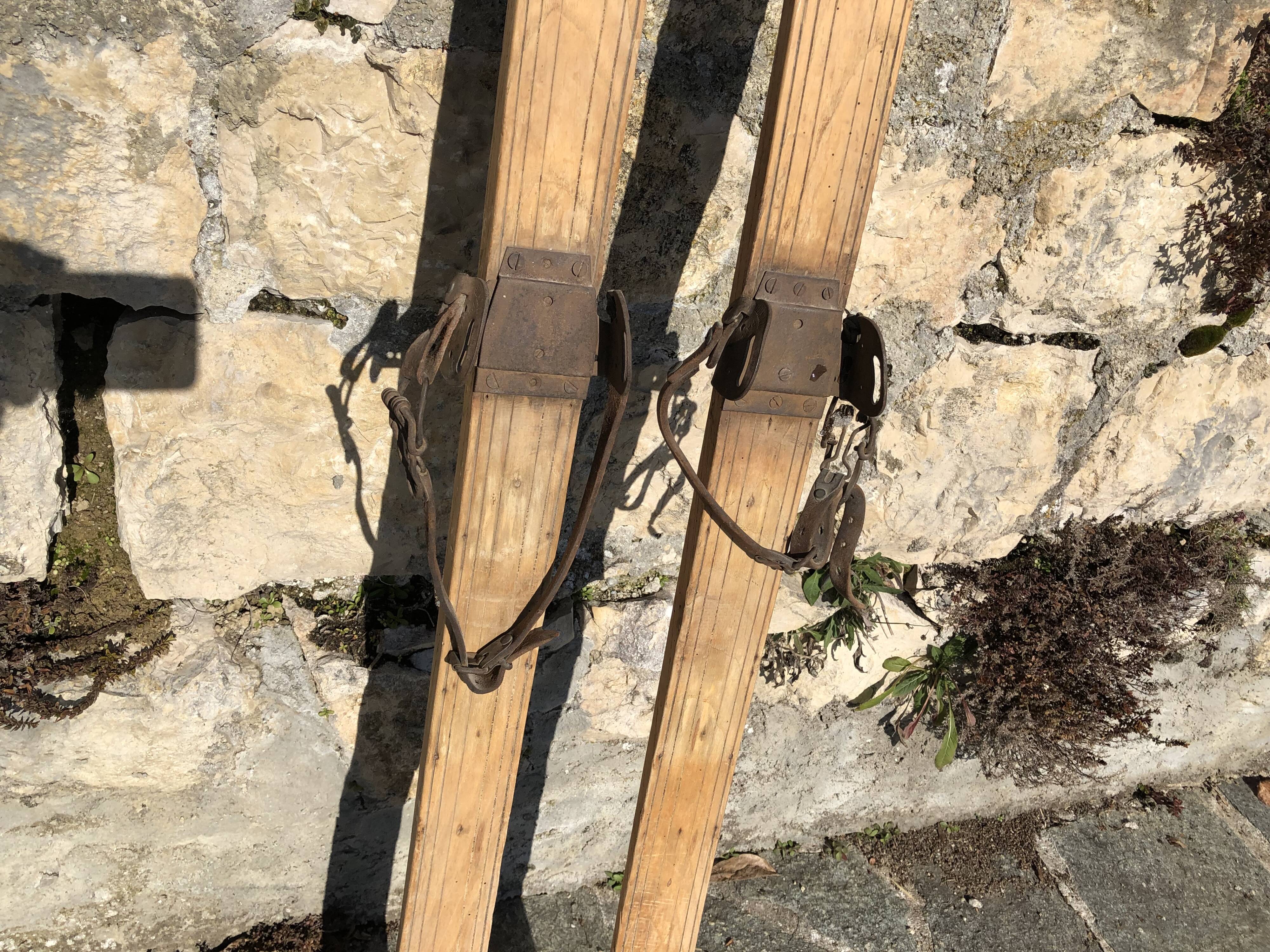 Paire de skis en bois vintage