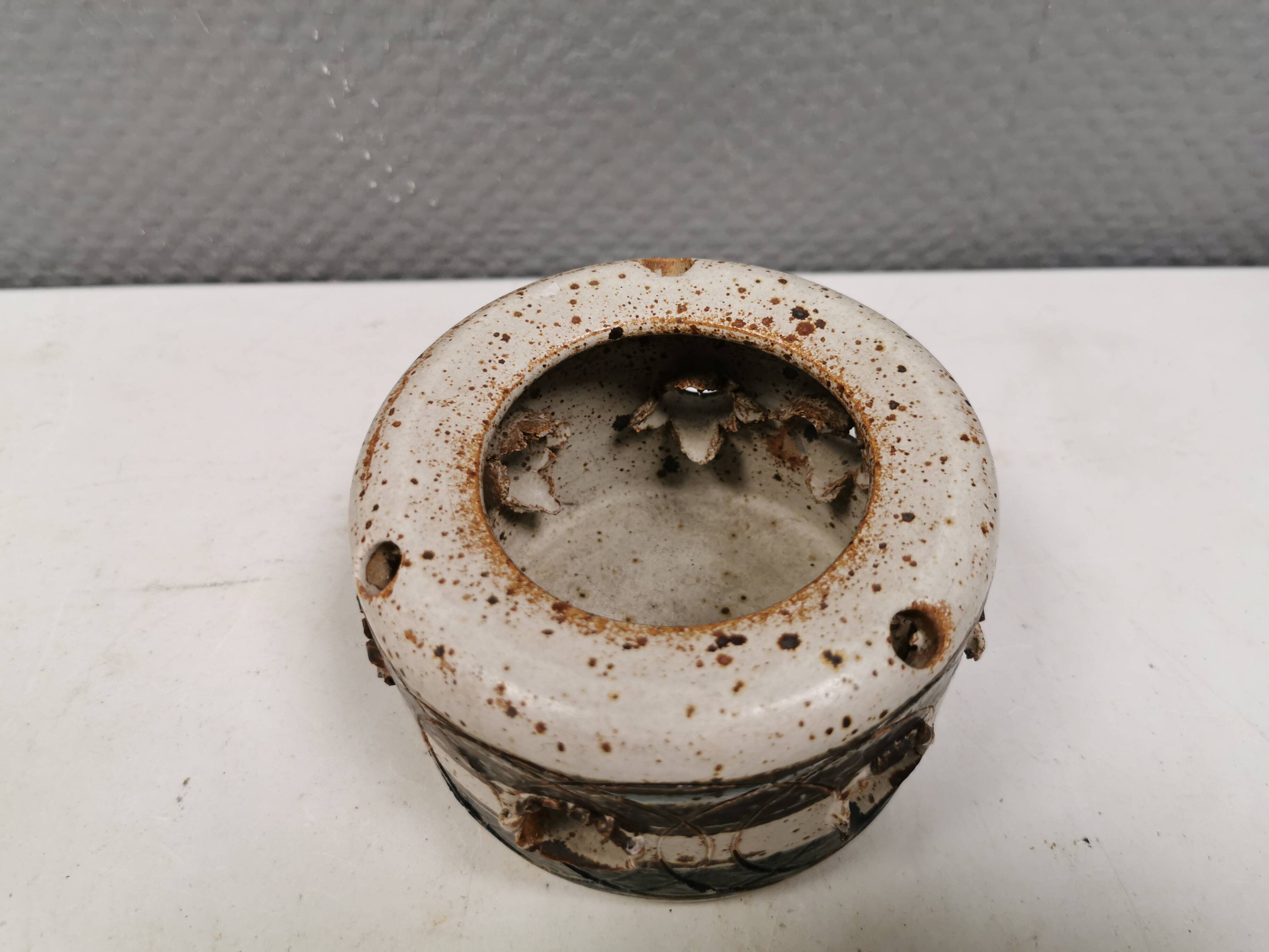 Beautiful ceramic candle holder for tealights.