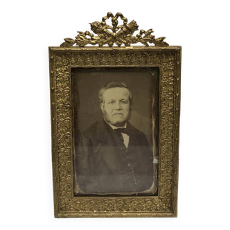 Ancien photo portrait d'homme avec cadre en laiton