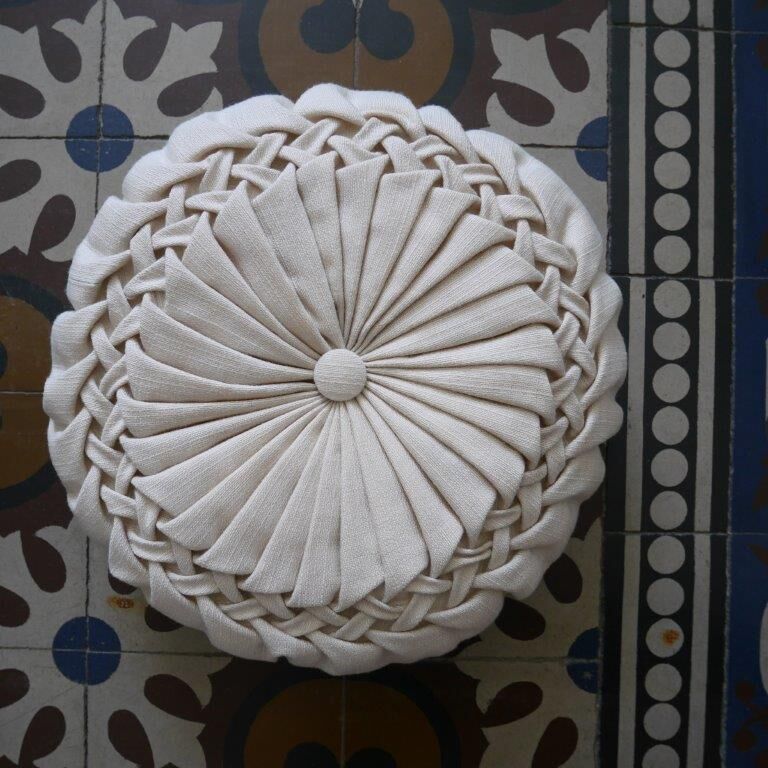 Set of 2 pleated round cushions