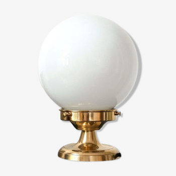 Globe opaline lamp
