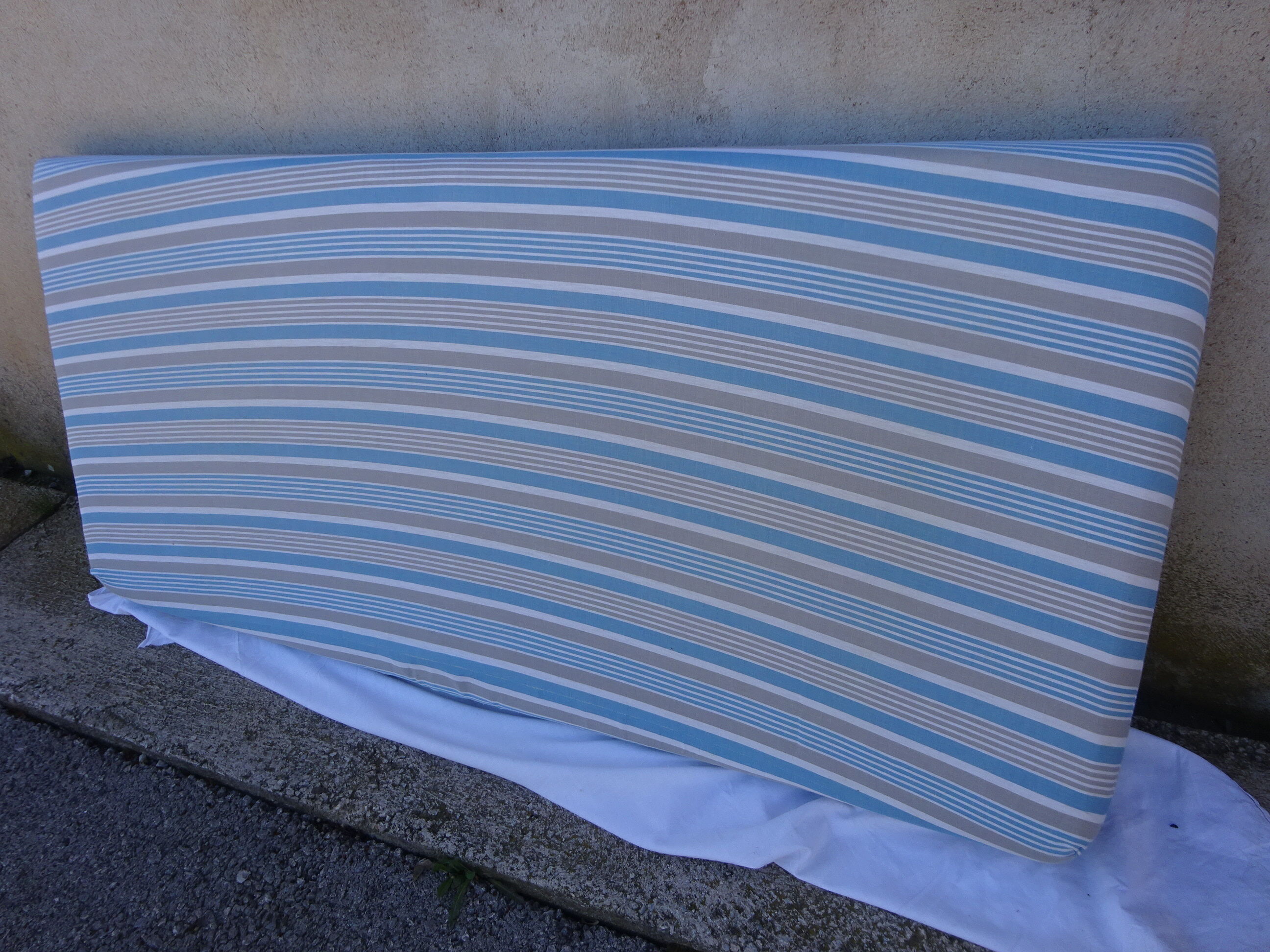 Antique sofa bed, in Louis XV style.