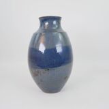 Grand vase en céramique émaillée bleu signé sous la base