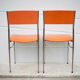 Paire de chaises métal chromé et skaï orange