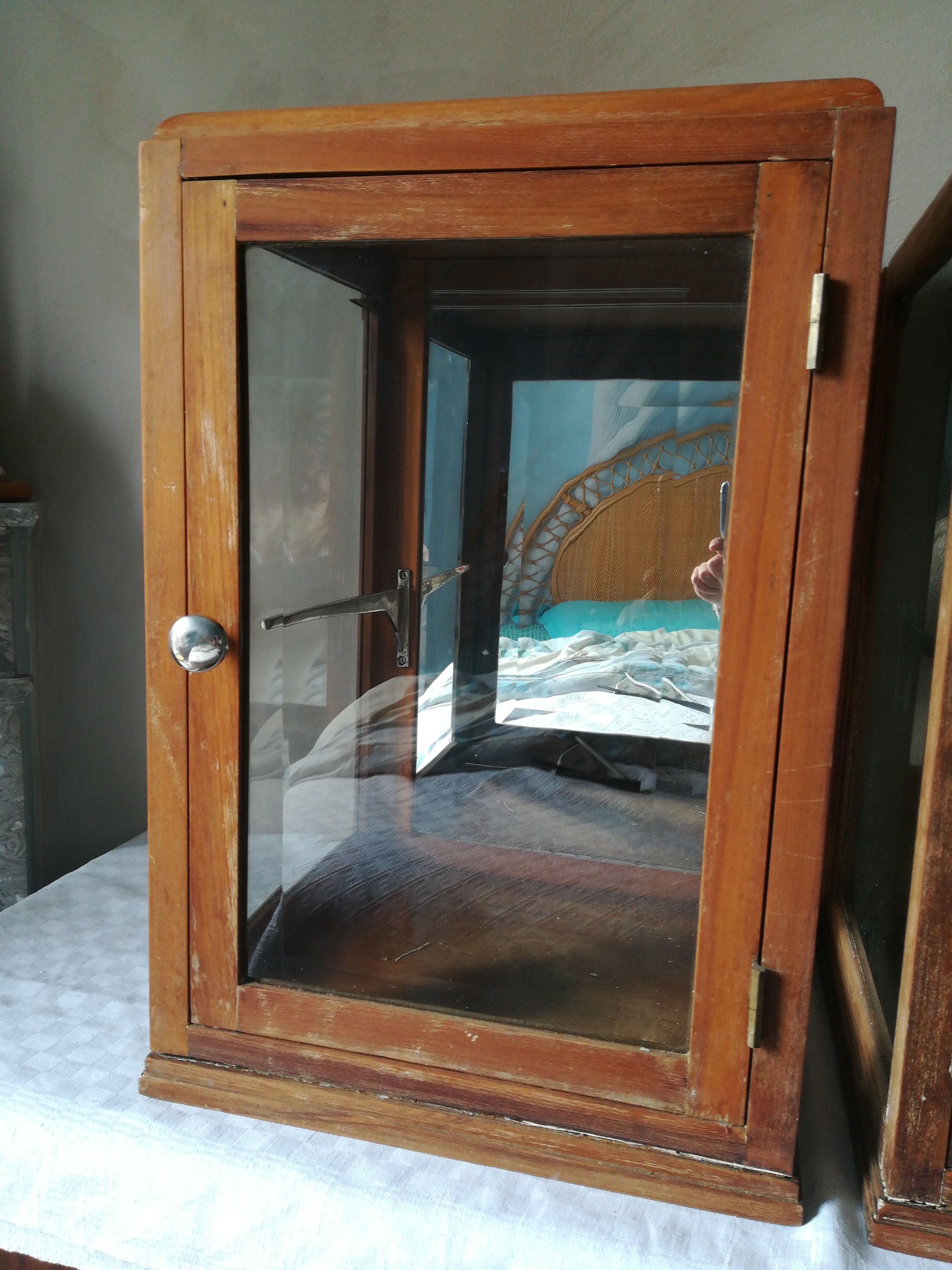 Paire de vitrines en noyer art deco