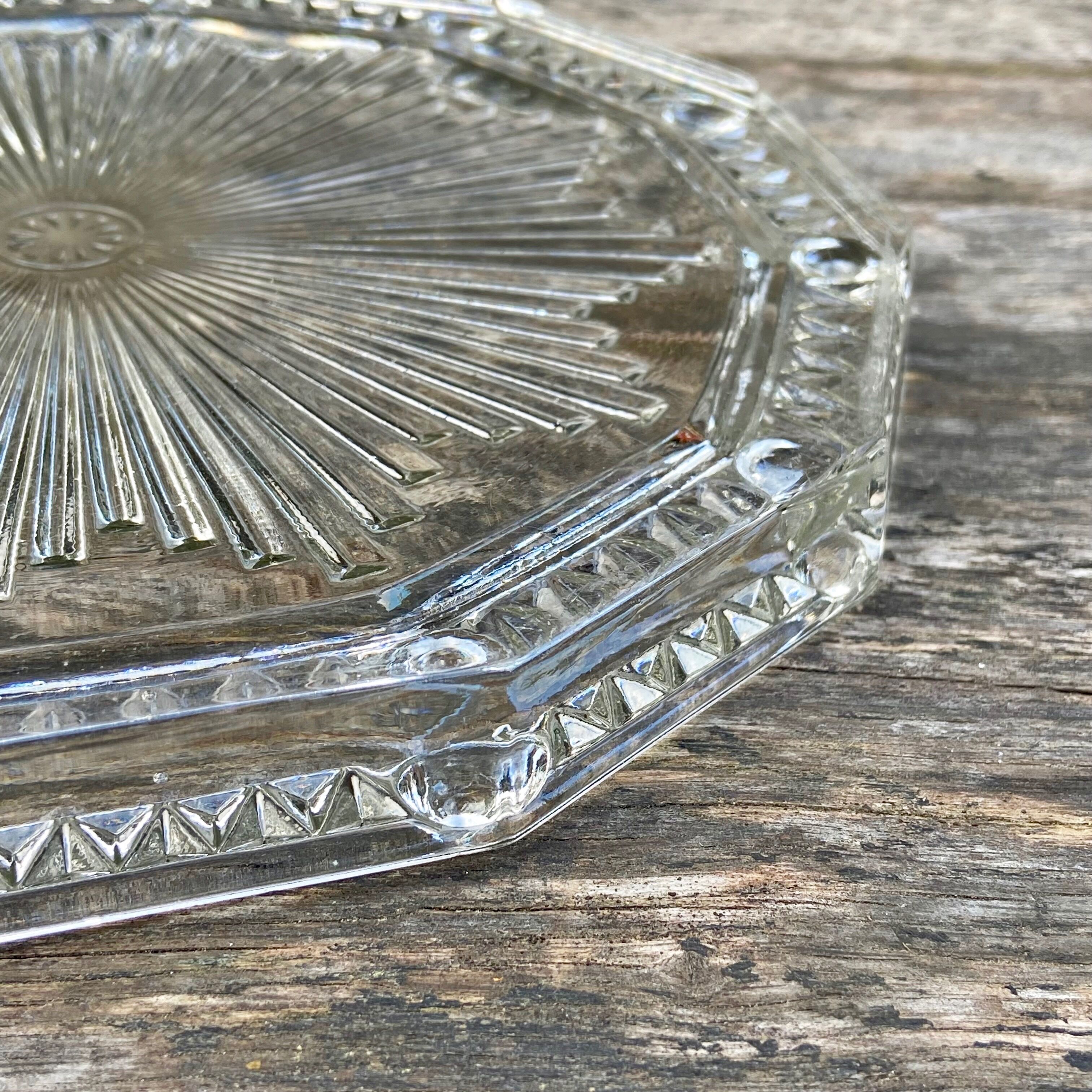 Molded glass table mat