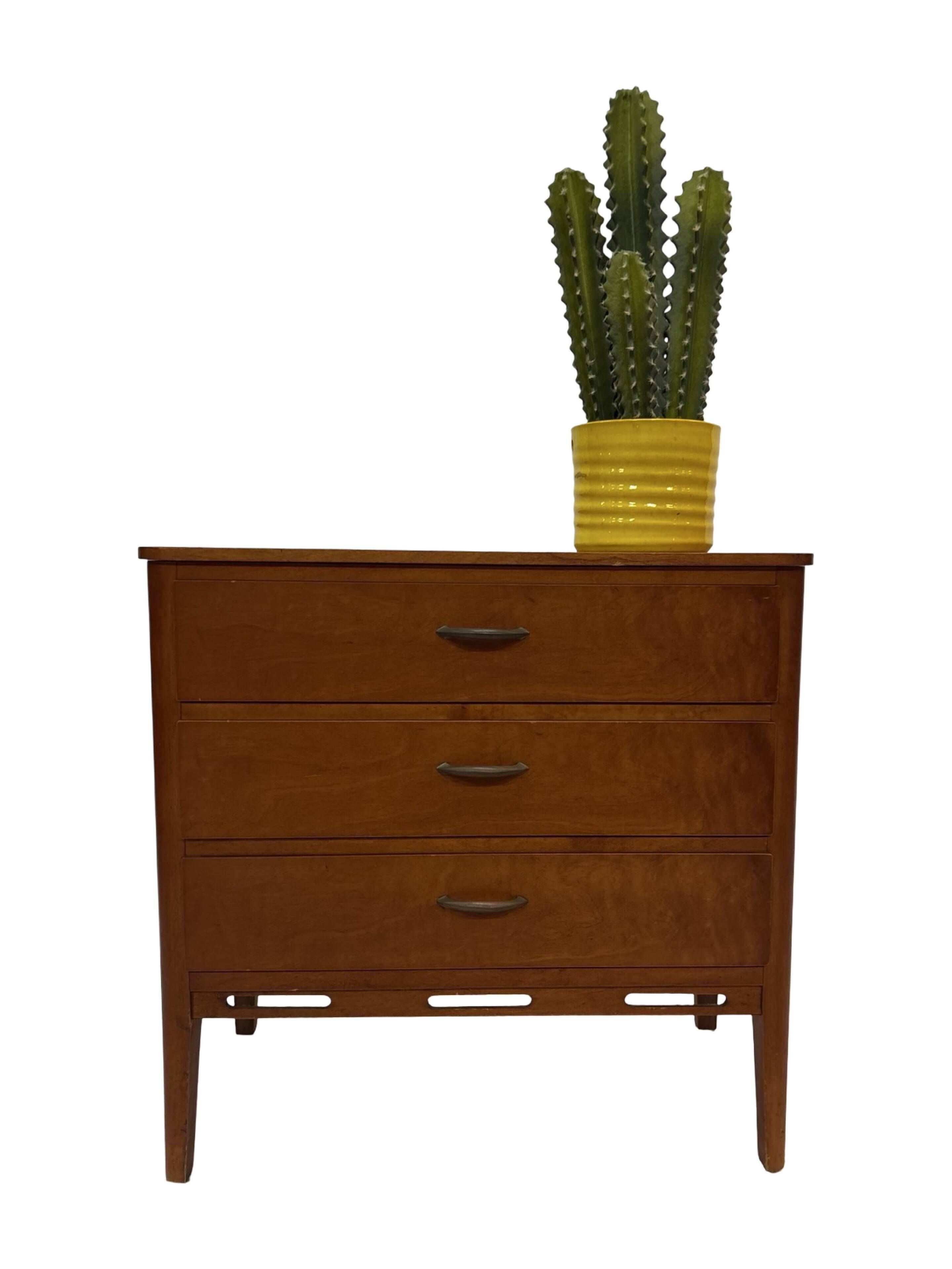 Petite commode vintage des années 1960 en chêne.